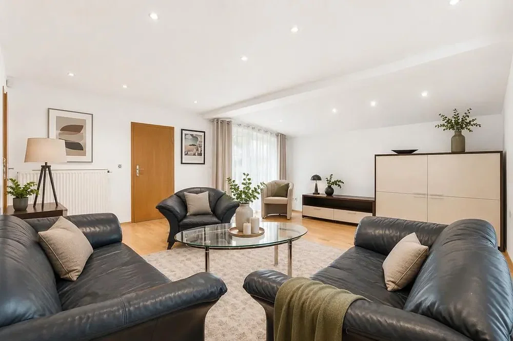 Wohnzimmer; holzboden, tageslicht, moderner stil