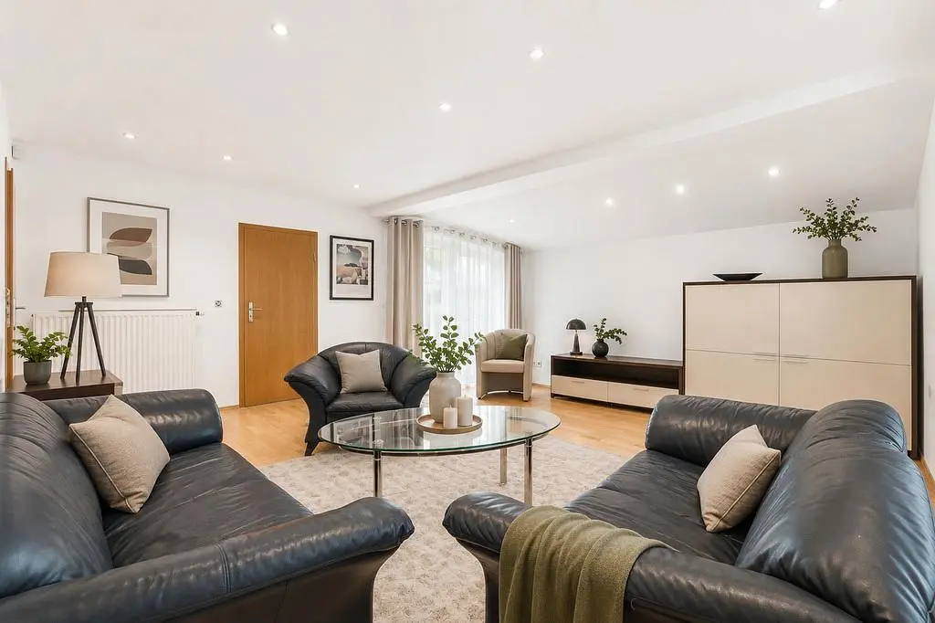 Wohnzimmer; holzboden, tageslicht, moderner stil