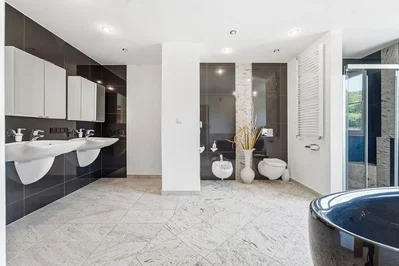 Badezimmer; fliesenboden, renoviert, tageslicht