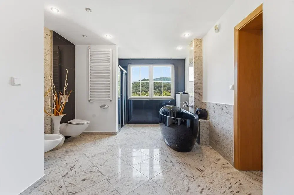 Badezimmer; fliesenboden, blick