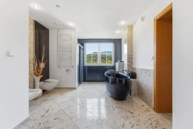 Badezimmer; fliesenboden, blick