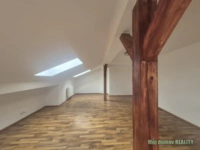 Kinderzimmer; holzboden, hohe decken, holzbalken, tageslicht