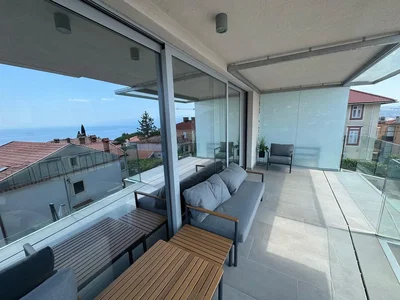 Balkon; výhled, přirozené světlo, dlažba