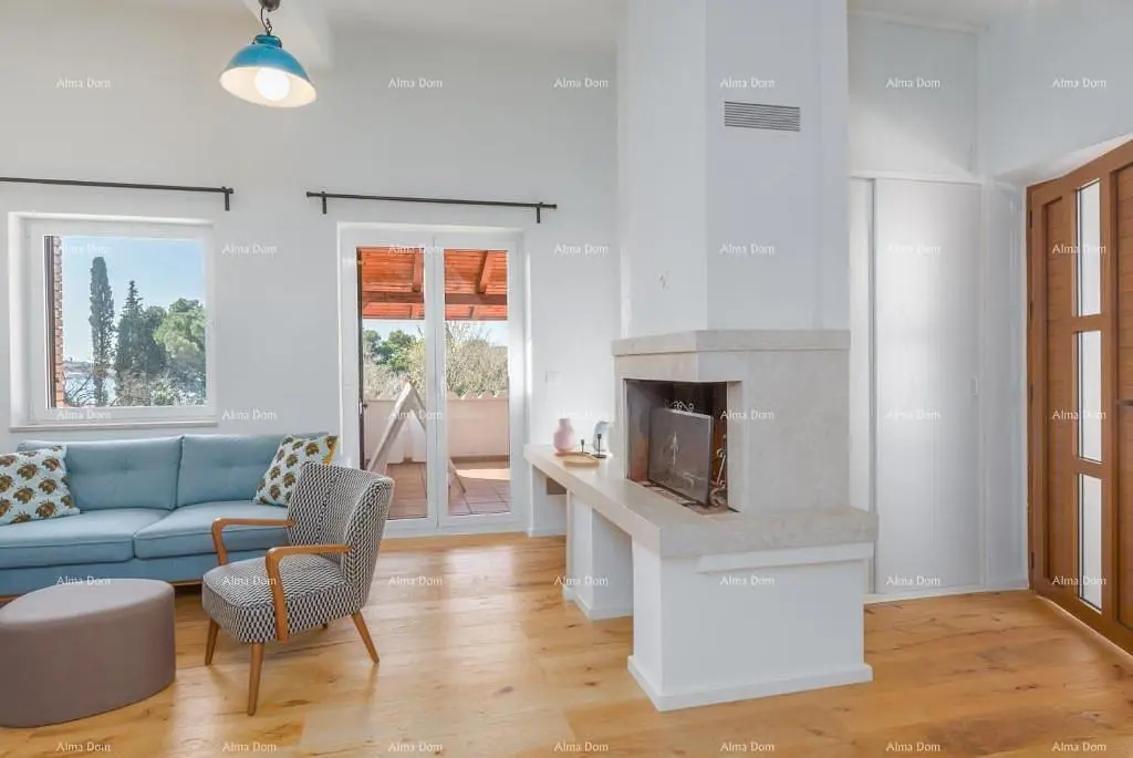Wohnzimmer; holzboden, kamin, tageslicht, moderner stil