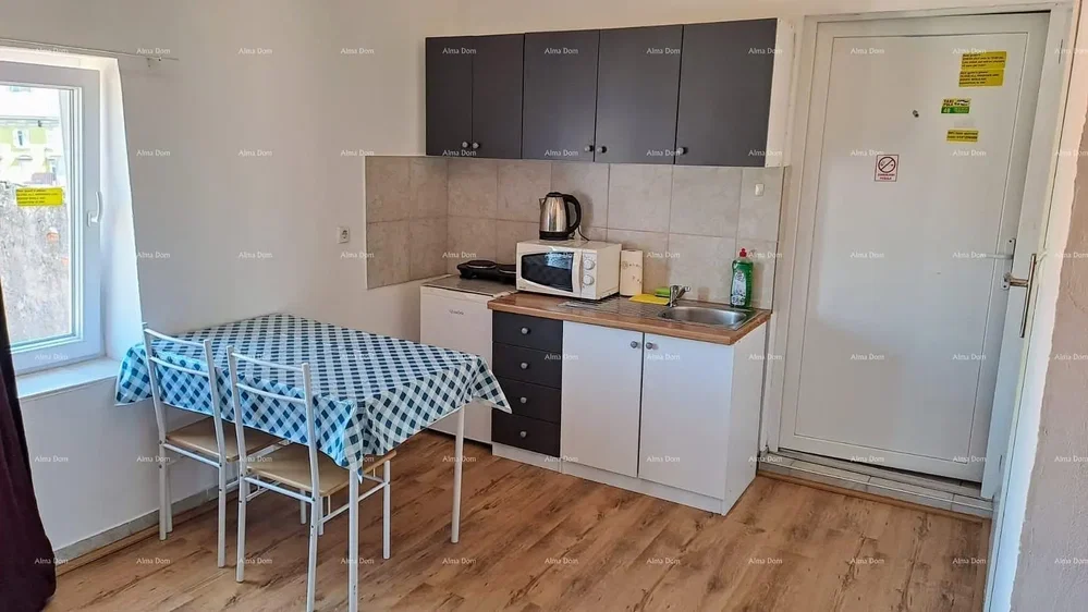 Keuken; tegelvloer, houten vloer, keukenapparatuur, natuurlijk licht
