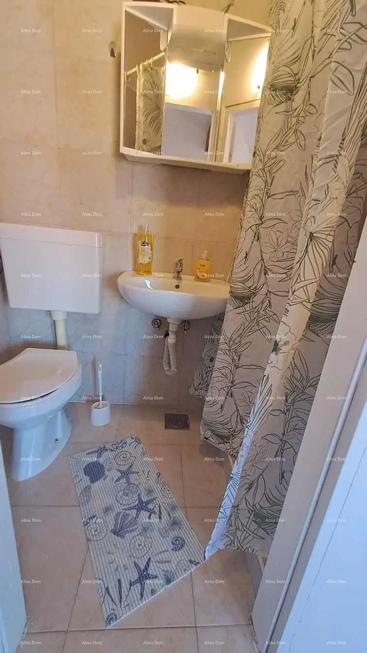 Toilet; tegelvloer, natuurlijk licht