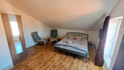 Slaapkamer; natuurlijk licht, houten vloer