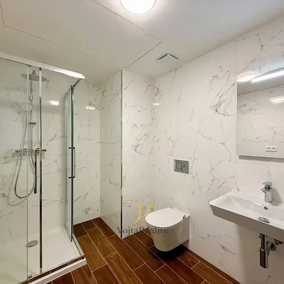 Toilette; fliesenboden, renoviert, tageslicht