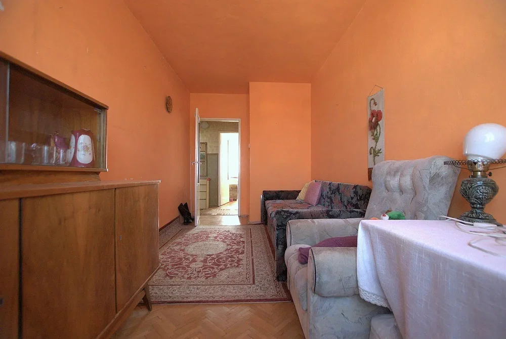 Wohnzimmer; holzboden, renovierungsbedürftig, tageslicht