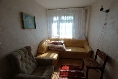 Wohnzimmer; tageslicht, holzboden, renovierungsbedürftig