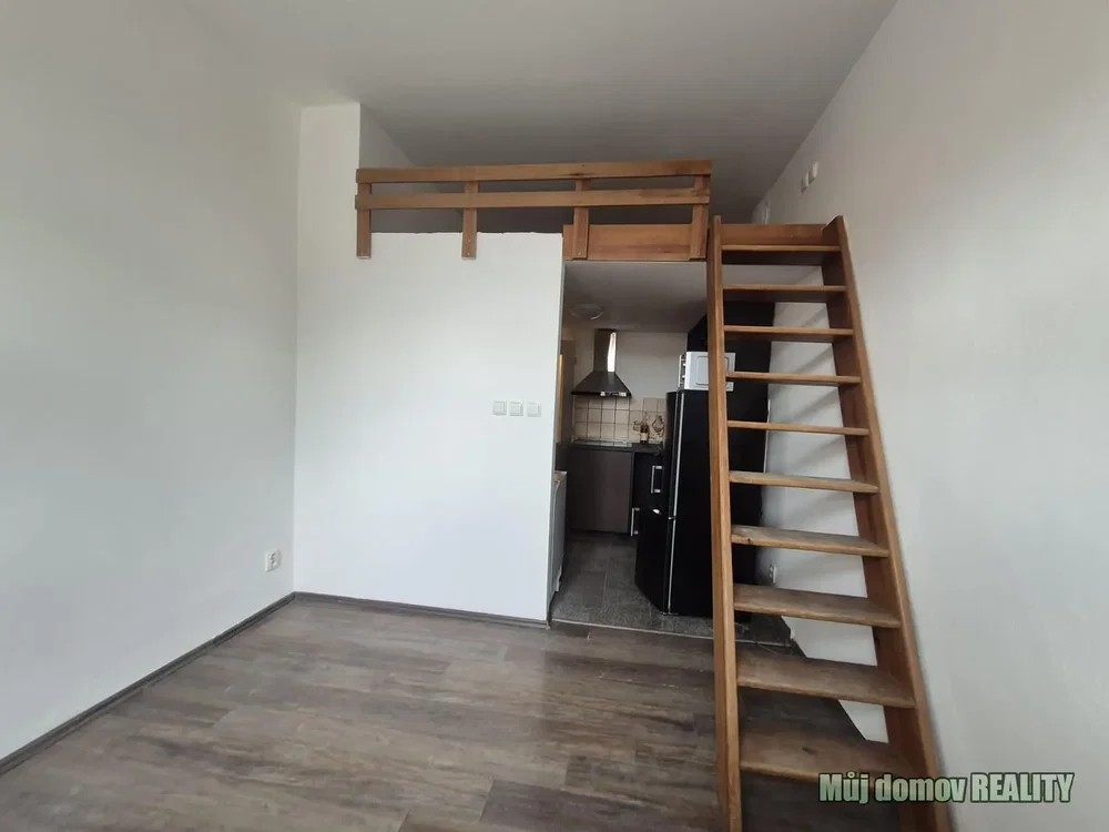 Sonstiges; holzboden, renovierungsbedürftig