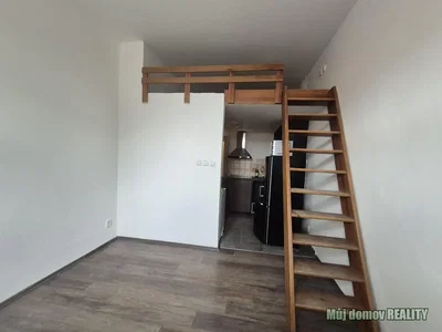 Sonstiges; holzboden, renovierungsbedürftig