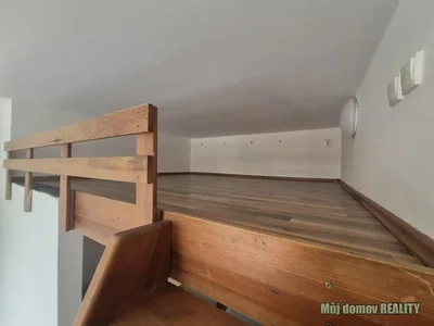 Kinderzimmer; holzboden, holzbalken