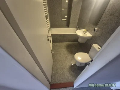 Toilette; fliesenboden, renovierungsbedürftig