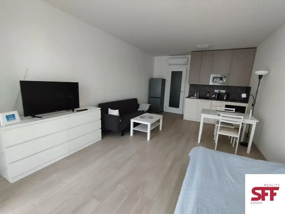 Salon; électroménager, parquet, lumière naturelle