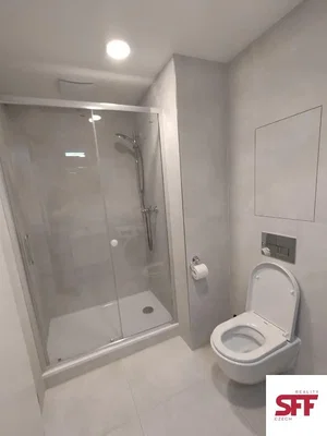 Toilettes; carrelage, rénové, lumière naturelle