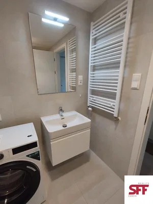 Salle de bain; rénové, carrelage, lumière naturelle