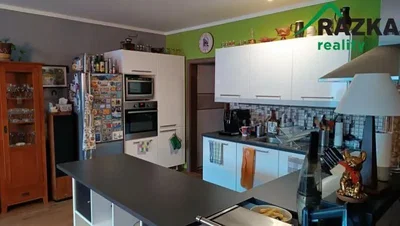 Кухиња; кухињски апарати, дрвени под, природно светло