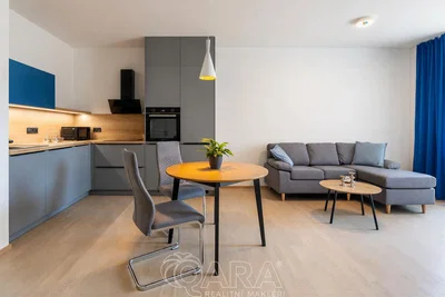 Soggiorno; elettrodomestici, luce naturale, stile moderno, pavimento in legno