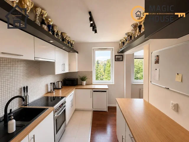 Cozinha; eletrodomésticos, chão de madeira, chão de azulejo, luz natural, renovado