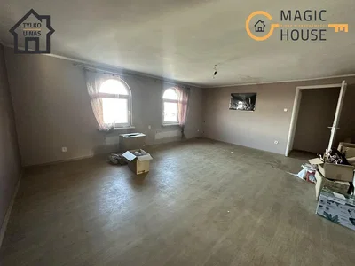 Dnevna soba; prirodno svjetlo, potrebna renovacija