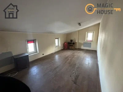 Dnevna soba; prirodno svjetlo, potrebna renovacija, drveni pod