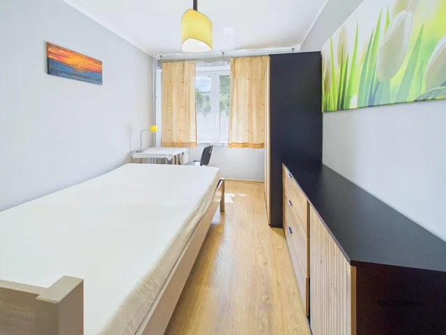 Dormitorio; suelo de madera, luz natural