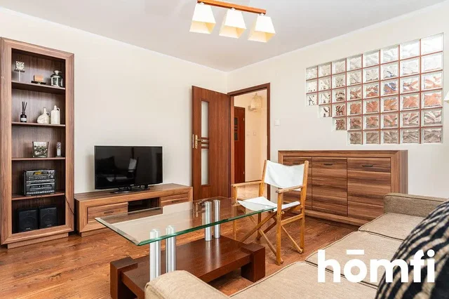 Woonkamer; houten vloer, natuurlijk licht, moderne stijl
