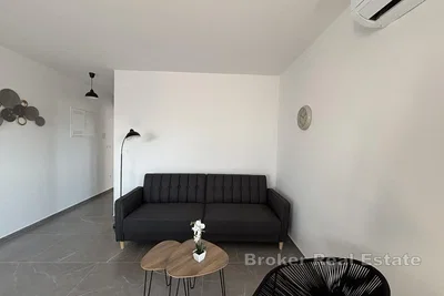Salón; suelo de baldosas, luz natural
