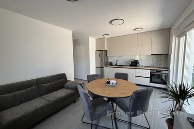 Salón; luz natural, suelo de baldosas, electrodomésticos