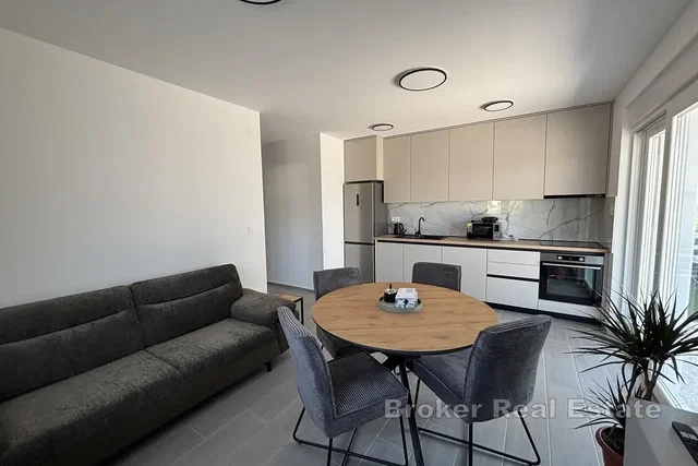 Salón; luz natural, suelo de baldosas, electrodomésticos