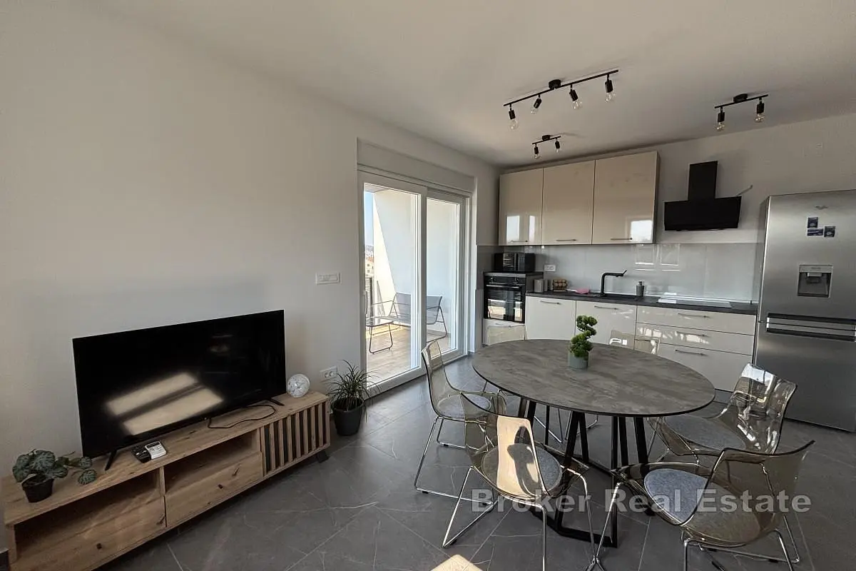 Salón; electrodomésticos, luz natural, estilo moderno, suelo de madera