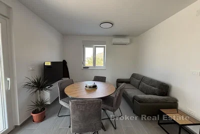 Salón; luz natural, suelo de baldosas