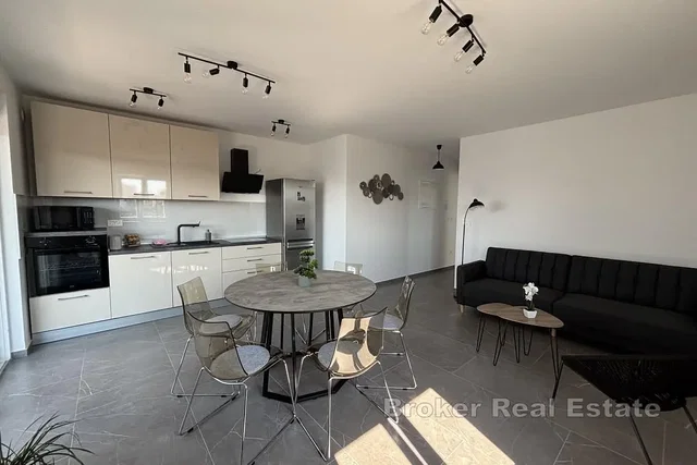 Salón; electrodomésticos, suelo de baldosas, luz natural, estilo moderno