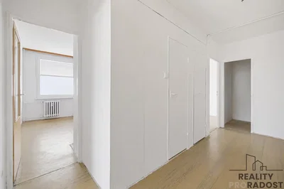 Otro; necesita renovación, luz natural