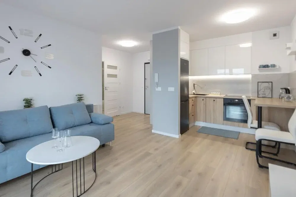 Wohnzimmer; küchengeräte, tageslicht, moderner stil, holzboden