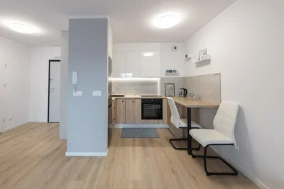 Küche; küchengeräte, holzboden, tageslicht, moderner stil