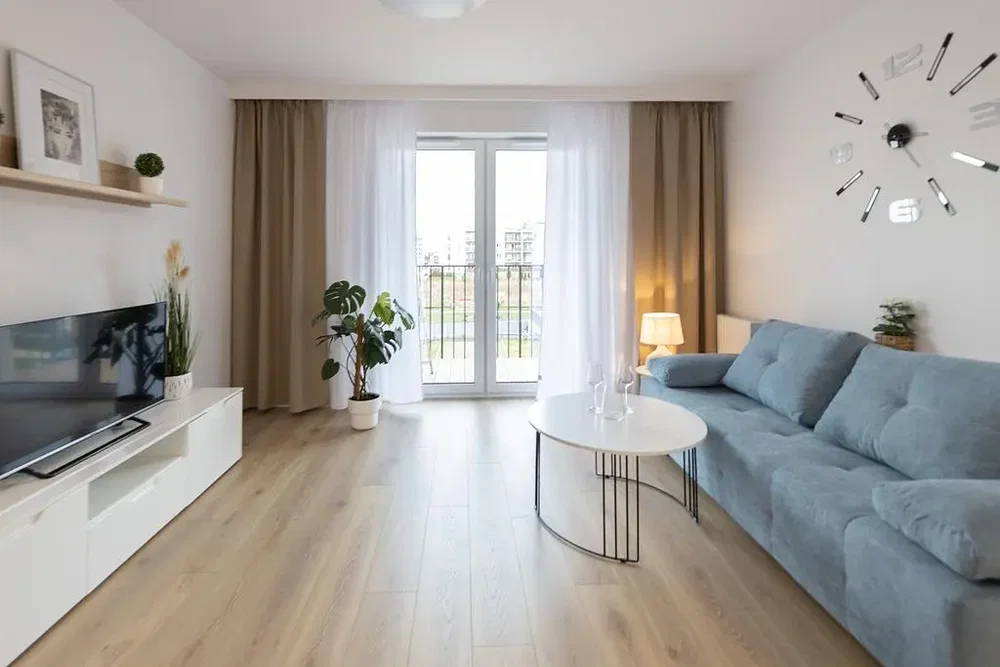 Wohnzimmer; holzboden, tageslicht, moderner stil