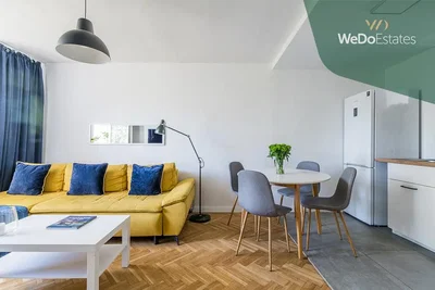 Sala de estar; chão de madeira, estilo moderno, luz natural, eletrodomésticos