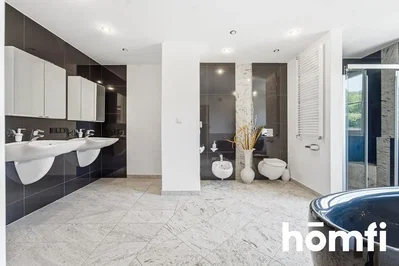 Badezimmer; fliesenboden, tageslicht, renoviert