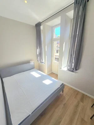Dormitorio; luz natural, suelo de madera