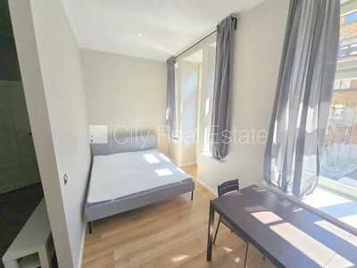 Dormitorio; luz natural, suelo de madera
