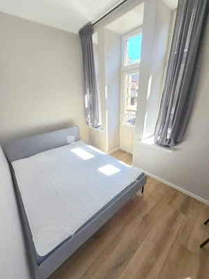 Dormitorio; luz natural, suelo de madera