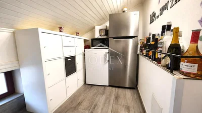 Cuisine; électroménager, carrelage, poutres en bois