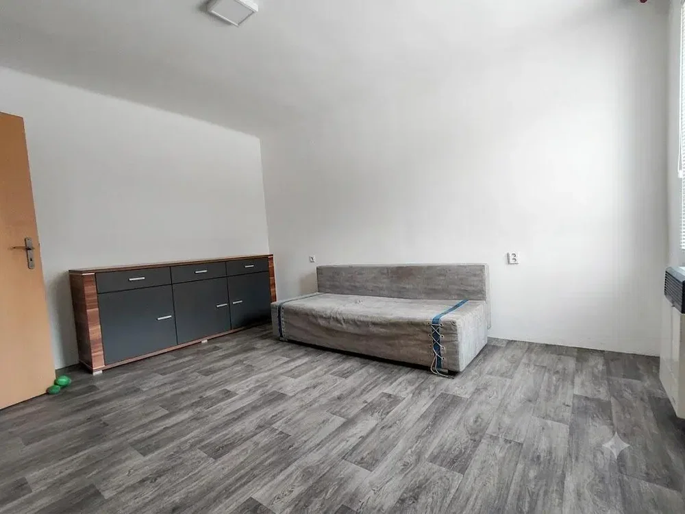 Schlafzimmer; holzboden, tageslicht, renovierungsbedürftig