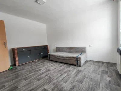Schlafzimmer; holzboden, tageslicht, renovierungsbedürftig