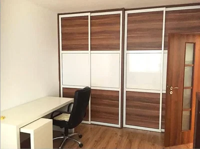 Quarto; chão de madeira, luz natural