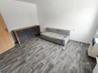 Schlafzimmer; holzboden, fliesenboden, tageslicht