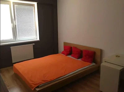 Quarto; luz natural, chão de madeira