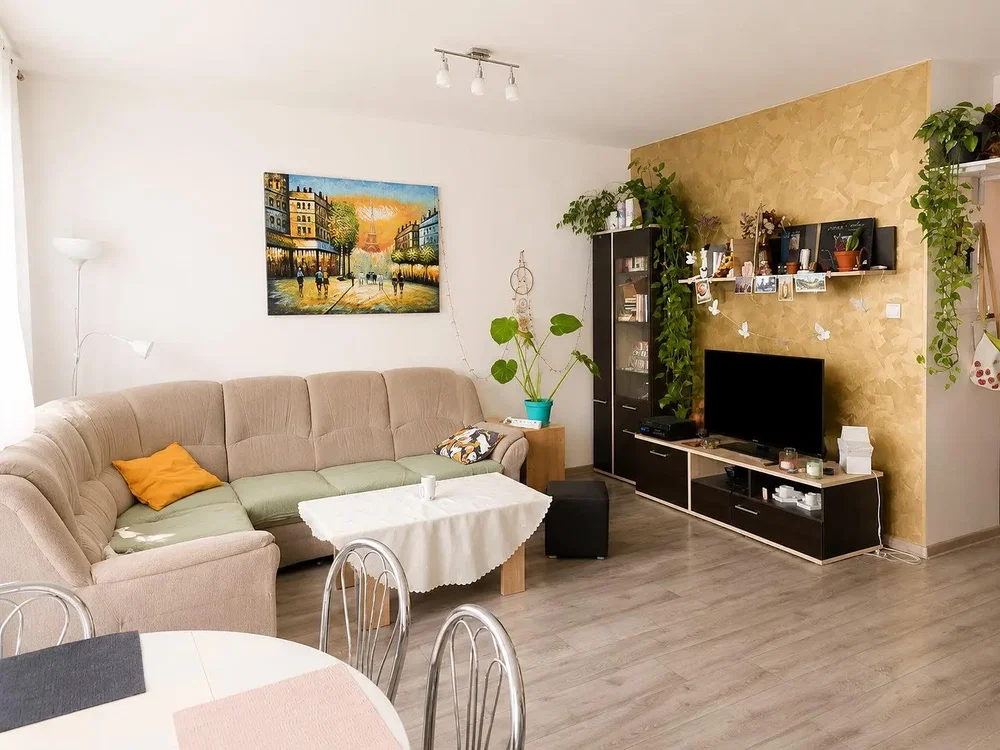 Obývací pokoj; dřevěná podlaha, přirozené světlo, moderní styl